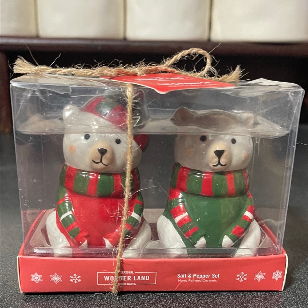 WonderLand Bear Salt and Pepper Shaker Set